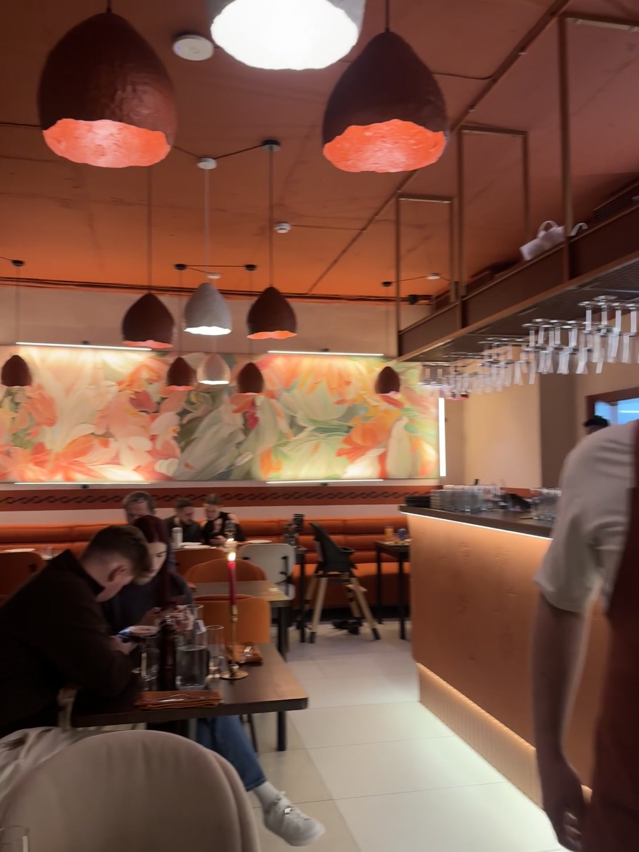 Музика, вино і вогники свічок