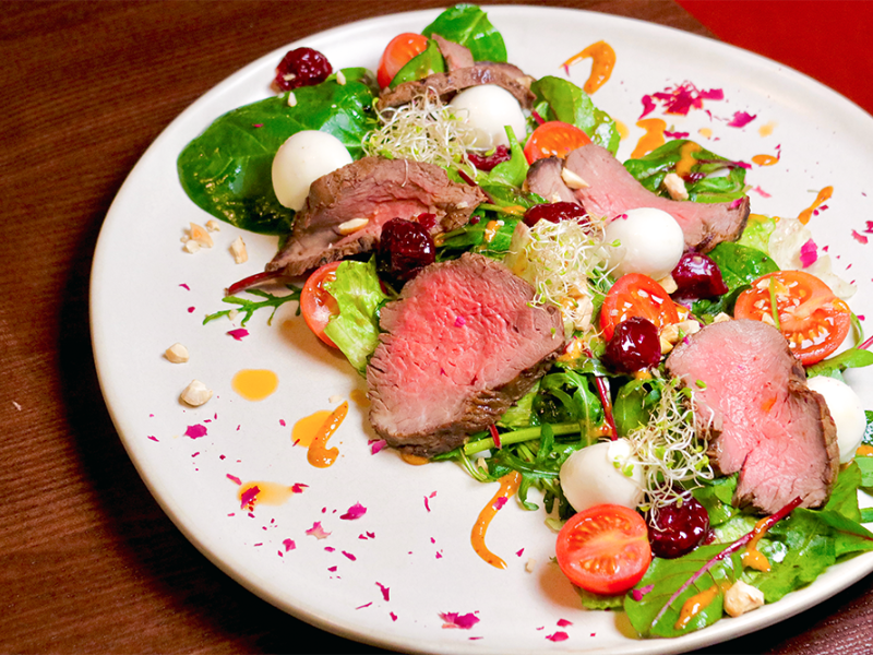 Салат з ростбіфом, українською моцарелою та вишнею