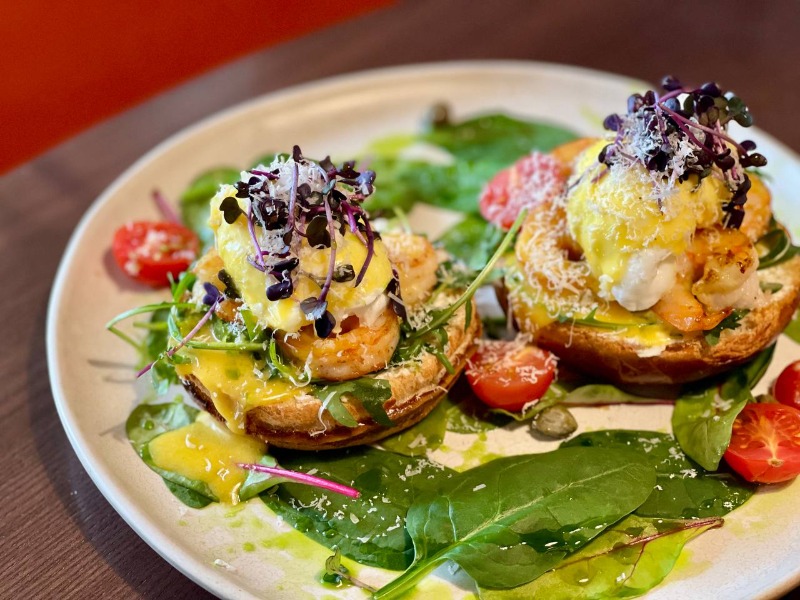 Бенедикт-де-Люкс на бріоші