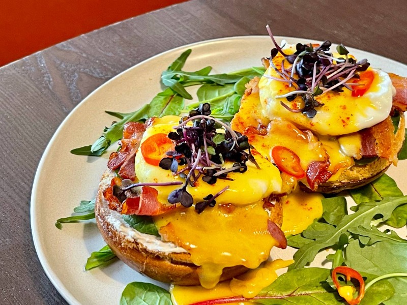 Трюфельний Бенедикт із беконом