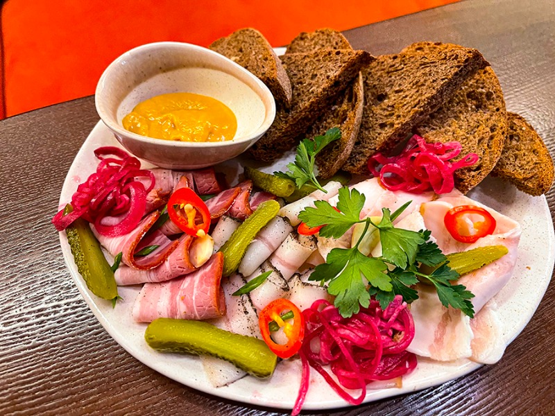 Особливе українське сало з духмяним теплим хлібом