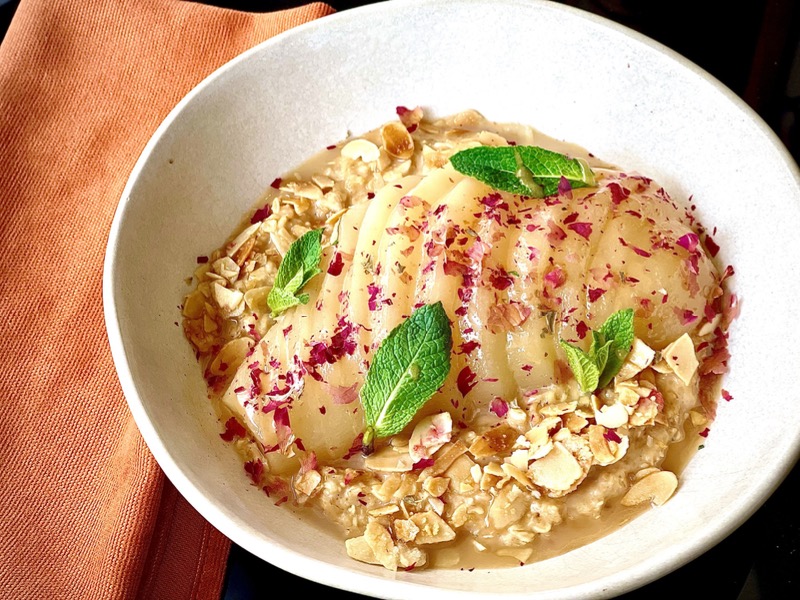 Карамельна вівсянка з томленою грушею