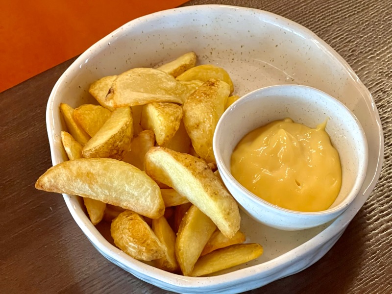 Картопля по-селянськи з соусом айолі порц.