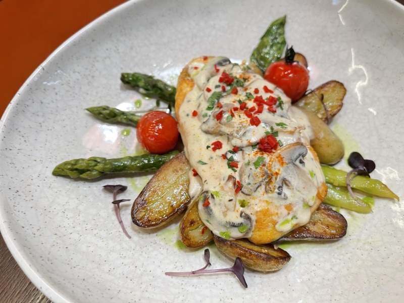 Соковите куряче філе під вершково-грибним соусом зі спаржею та бебі-картоплею