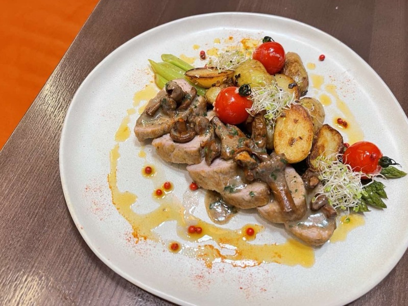 Вирізка з фермерської свинини з лісовими грибами та запеченою бебі-картоплею