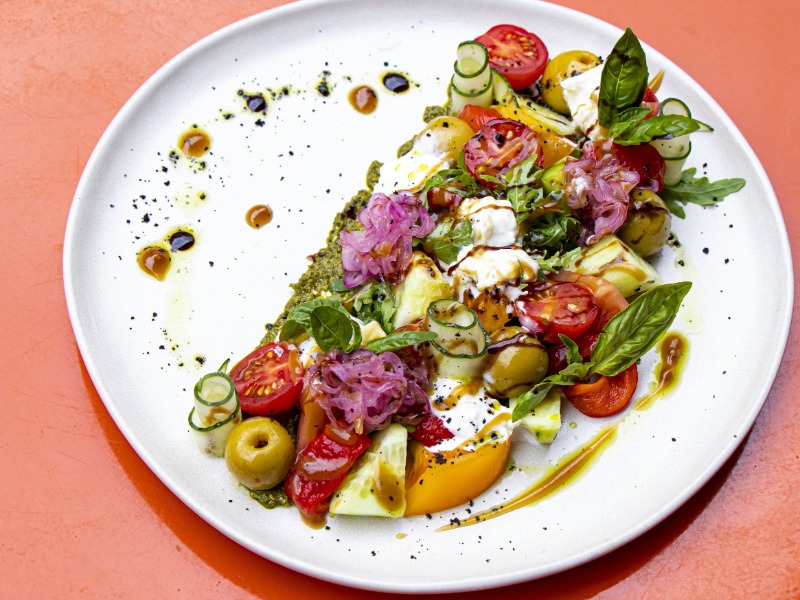 Овочевий салат зі страчателлою в Грецькому стилі