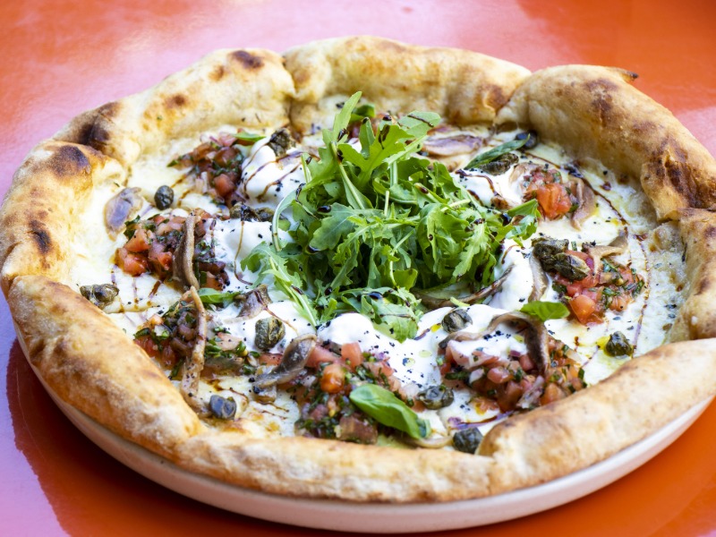 Авторська піца зі страчателлою, анчоусами і томатною сальсою