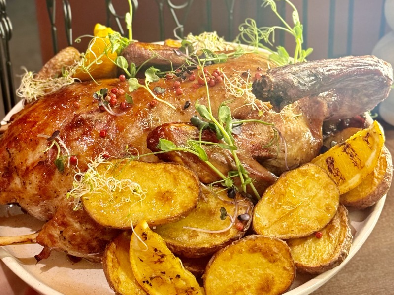 Качка з яблуками, апельсинами та запеченою картоплею