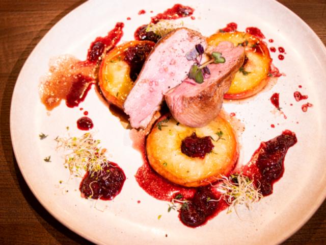 Качина грудка з карамелізованими яблуками