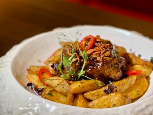 Запечені ребра в соусі деміглас з печеною картоплею