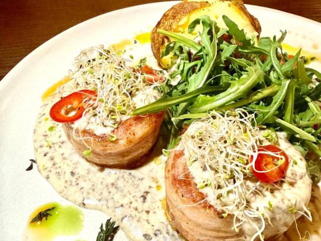 Медальйони зі свинини у беконі з печеною картоплею та вершково-грибним соусом