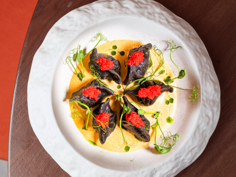 Вареники з судаком та кав’яром у вершковому соусі