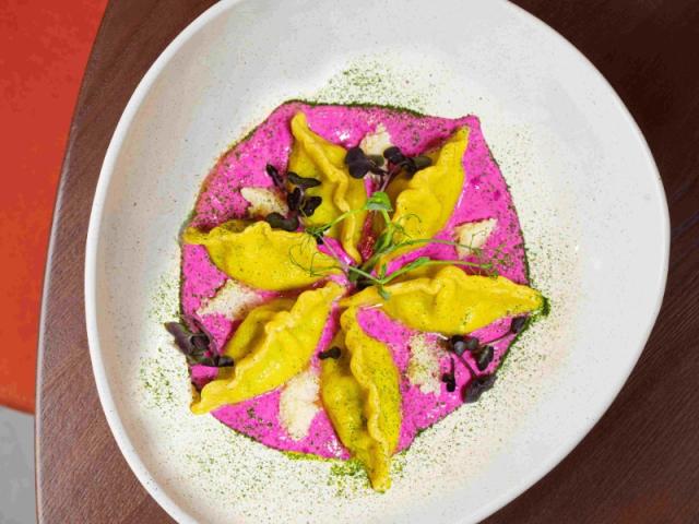 Вареники з оселедцем у йогуртовому соусі з буряковим кремом та кав’яром