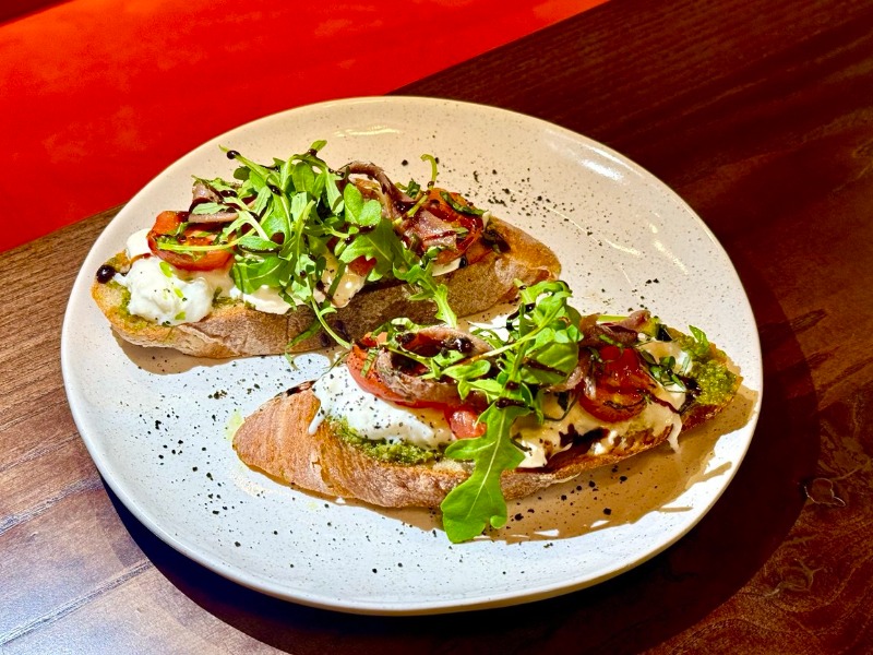 Брускети з анчоусами, страчателою та соусом песто