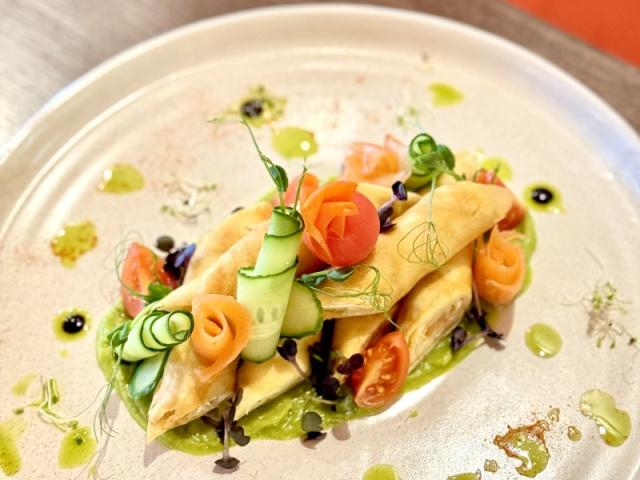 Млинці з лососем, крем-сиром та гуакамоле