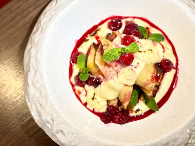 Млинці з яблуком, корицею та вишневим соусом