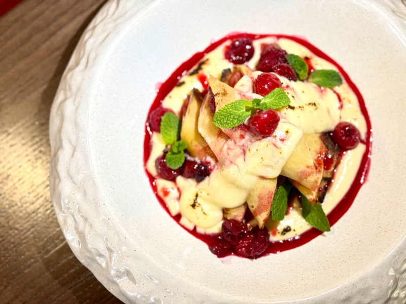 Млинці з яблуком, корицею та вишневим соусом