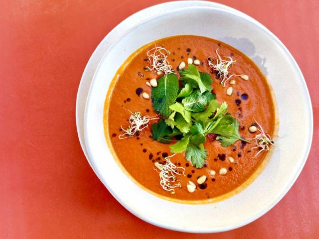 Пряний томатний крем-суп із зеленню