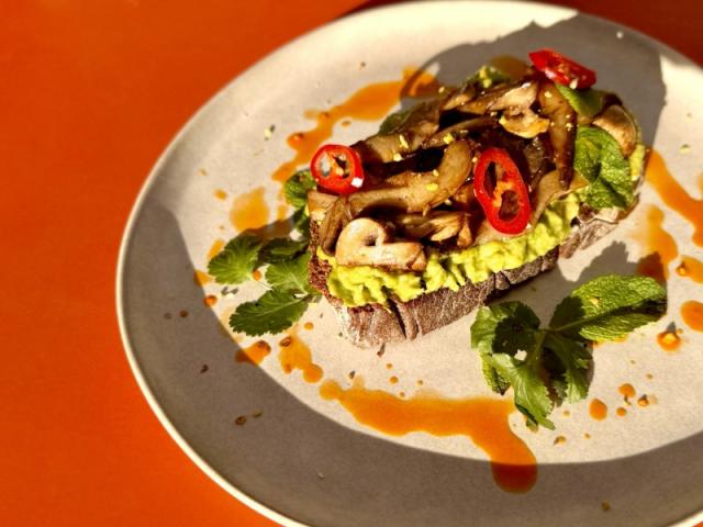 Хрустка брускета з авокадо та ароматними грибами