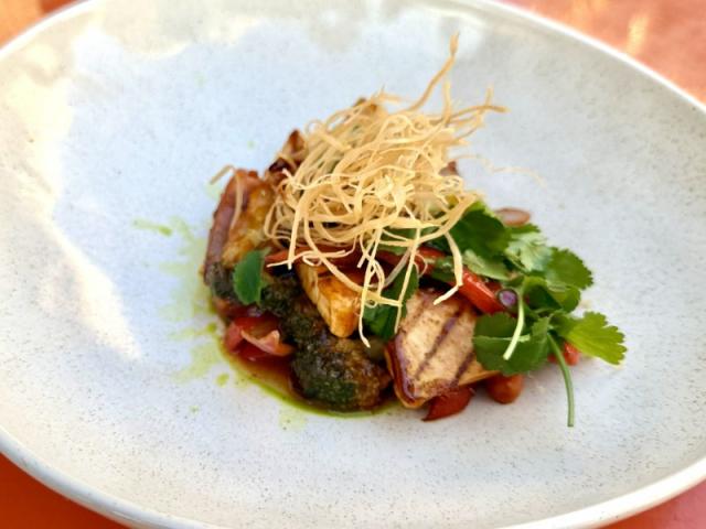 Золотистий тофу з овочами та соусом