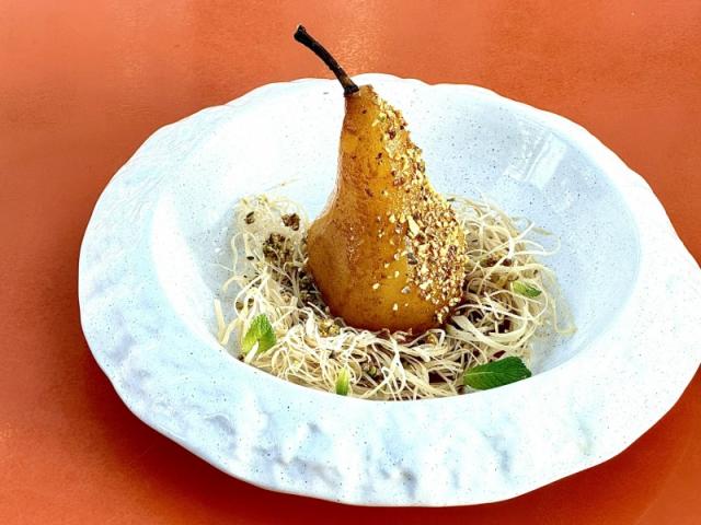 Томлена груша з горіховою крихтою