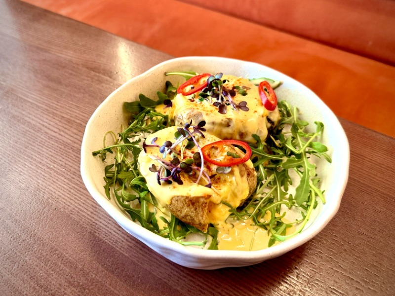 Запечена картопля з беконом та сирним соусом