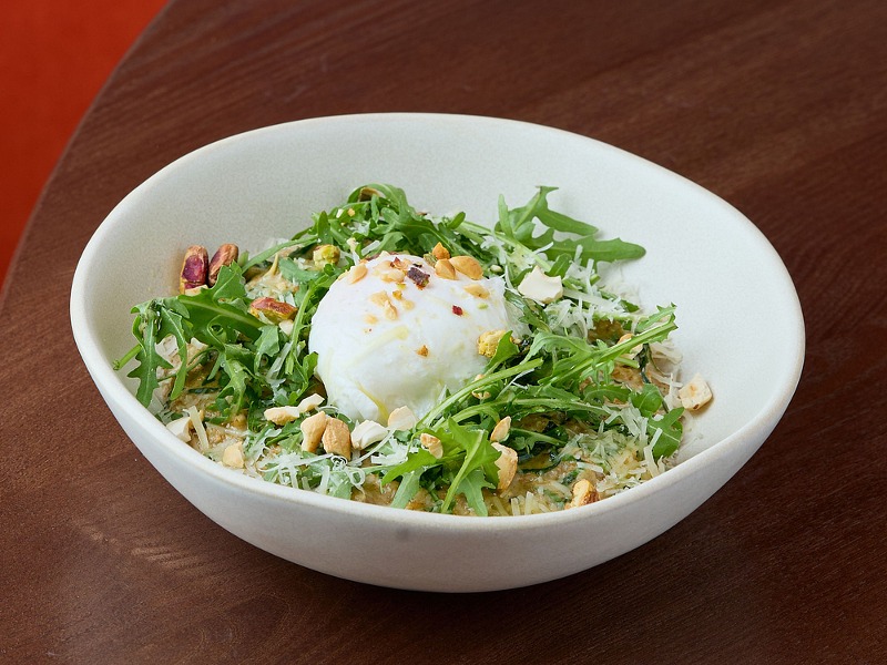 Вівсянка з яйцем пашот, сиром пармезан та трюфельною олією