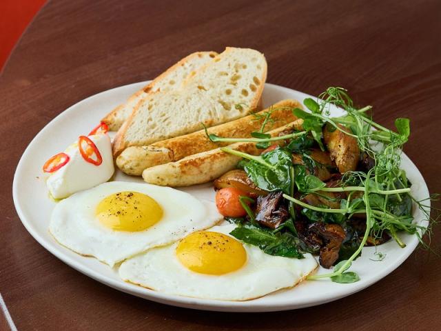 Великий сніданок з курячими сосисками і грибами