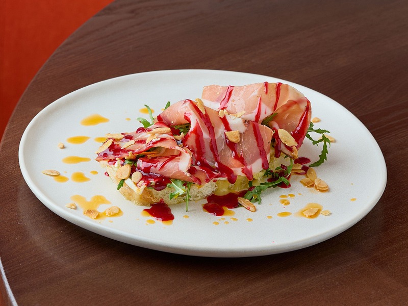 Тост з розтопленим камамбером, прошутто і трюфельною олією