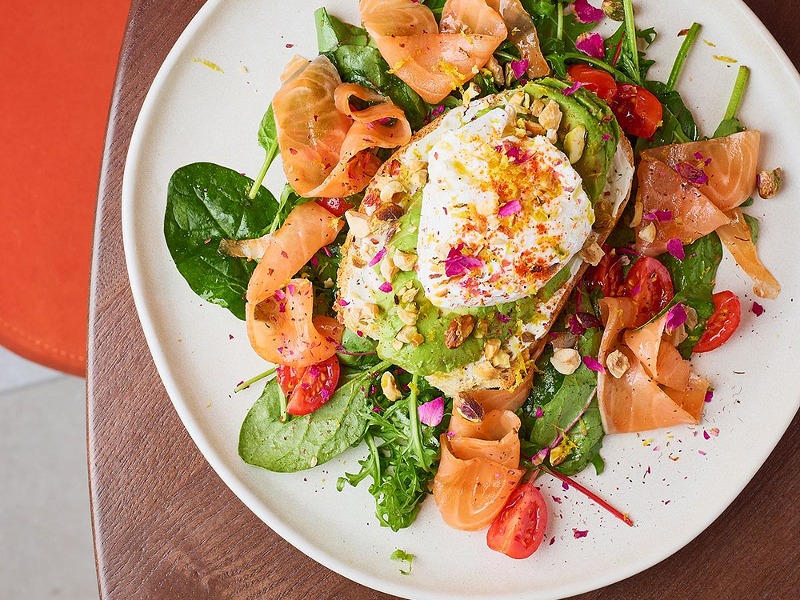 Хрусткий тост з авокадо, яйцем пашот і лососем