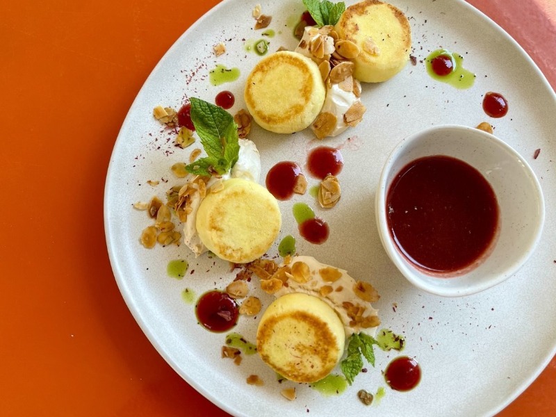 Сирники з карамельним йогуртом та полуничним джемом