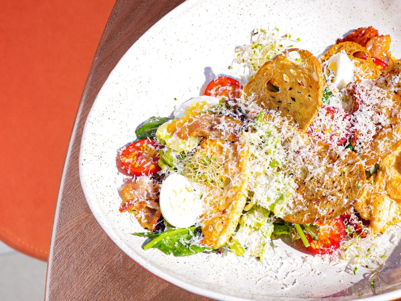 Салат Цезар з теплим курячим філе