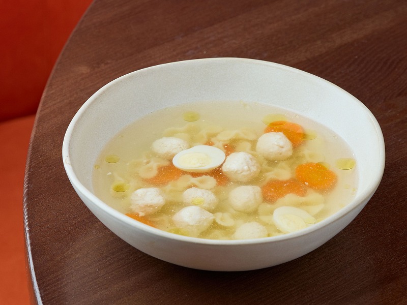 Легкий курячий бульйон із ніжними фрикадельками