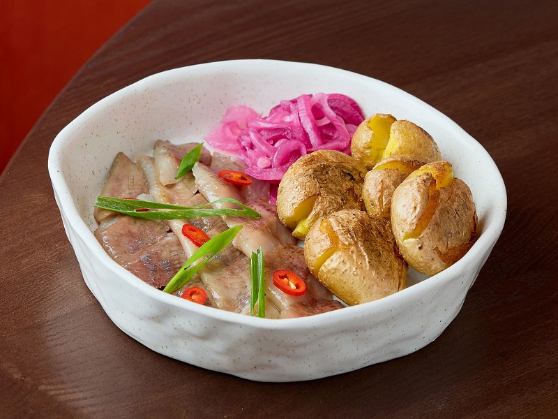 Ніжне філе норвезького оселедця з печеною картоплею