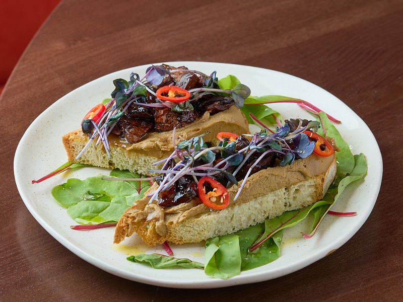 Хрустка брускетта з ніжним паштетом і теплими грибами