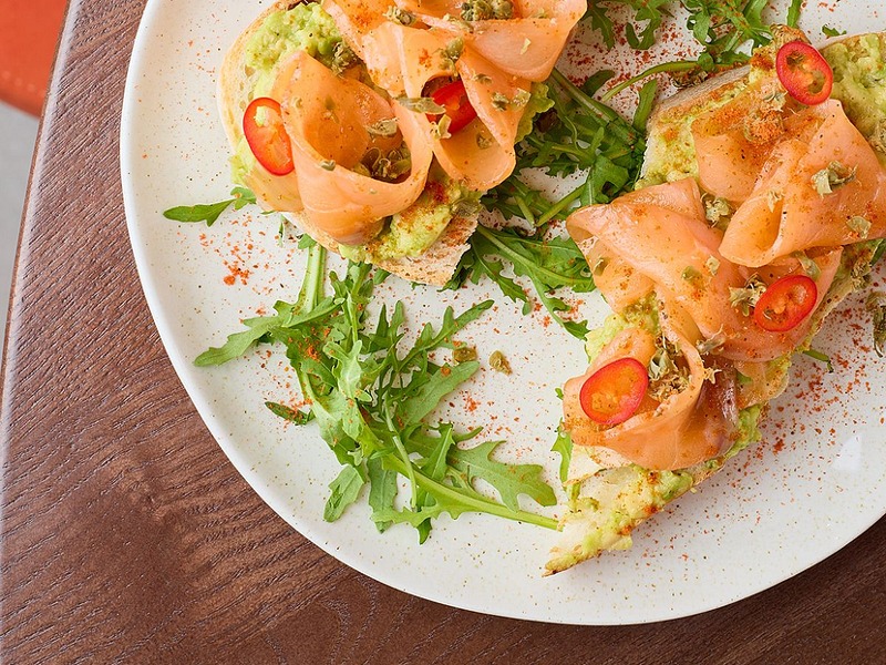 Брускетти з лососем та авокадо на хрусткому хлібі