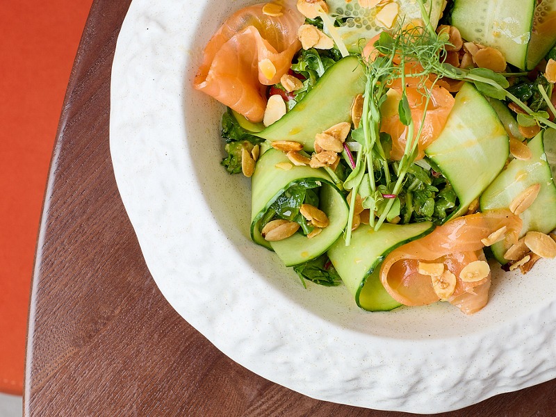 Салат з лососем та авокадо в медово-гірчичному соусі