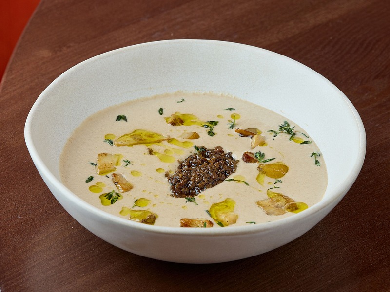 Надгрибний крем-суп з лісовими грибами та трюфельною пастою