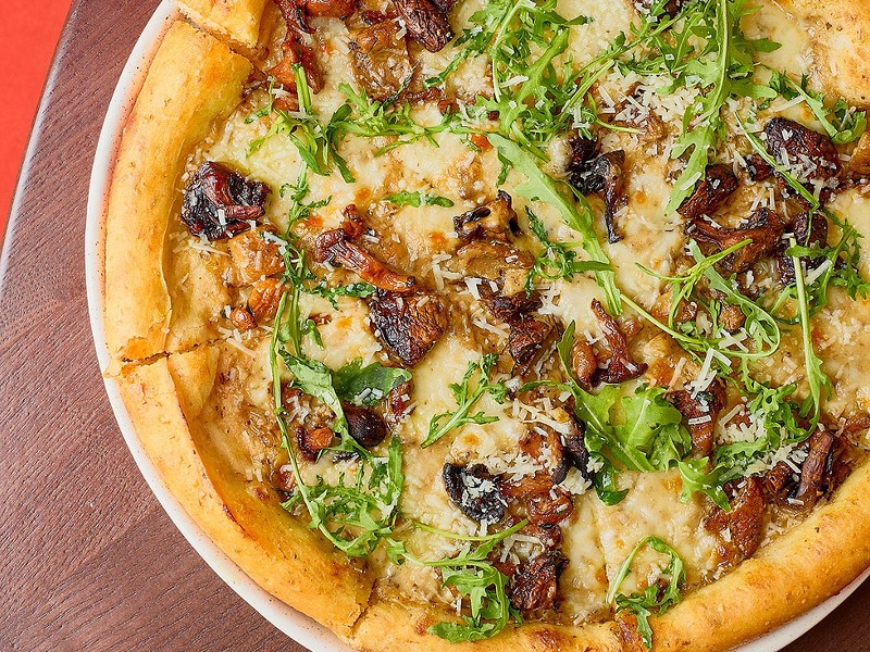 Піца з лисичками, білими грибами та трюфелем