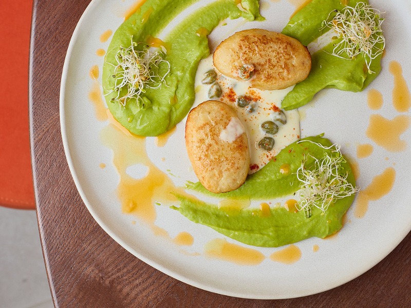 Котлета з судака з вершковим кремом із зеленого горошка