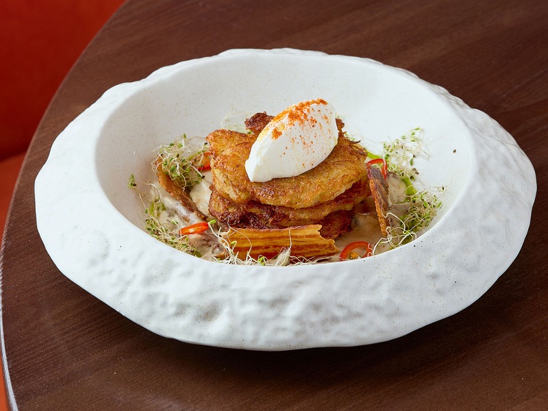 Деруни з лісовими грибамии та хрустким беконом у грибному соусі