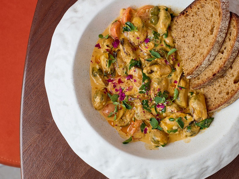 Мідії в вершковому соусі з сиром Пармезан та хрусткою чіабатою