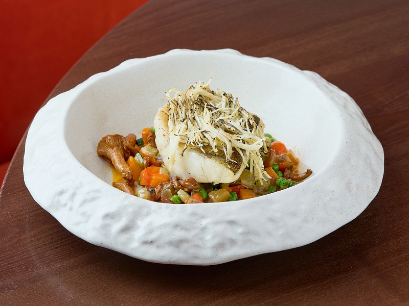 Стейк з судака з овочевим рататуєм і лісовими грибами