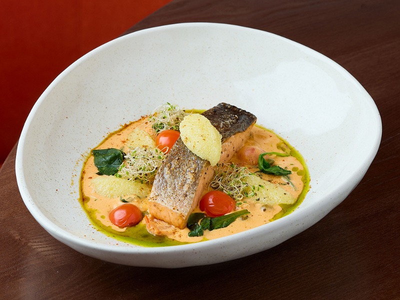 Лосось у вершковій елегії з ікрою оселедця