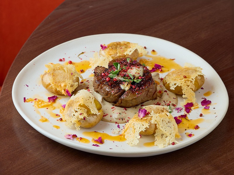 Філе міньйон з горгонзолой, лисичками, печеною картоплею та хрустким пармезаном