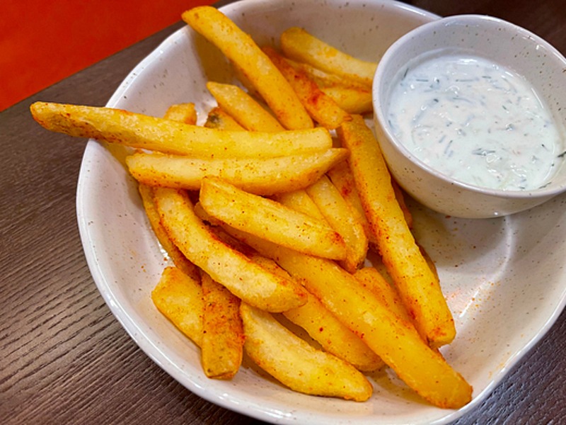Печена картопля фрі з соусом айолі