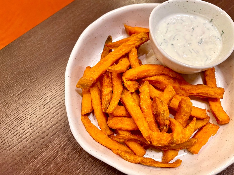 Печений батат фрі з соусом айолі