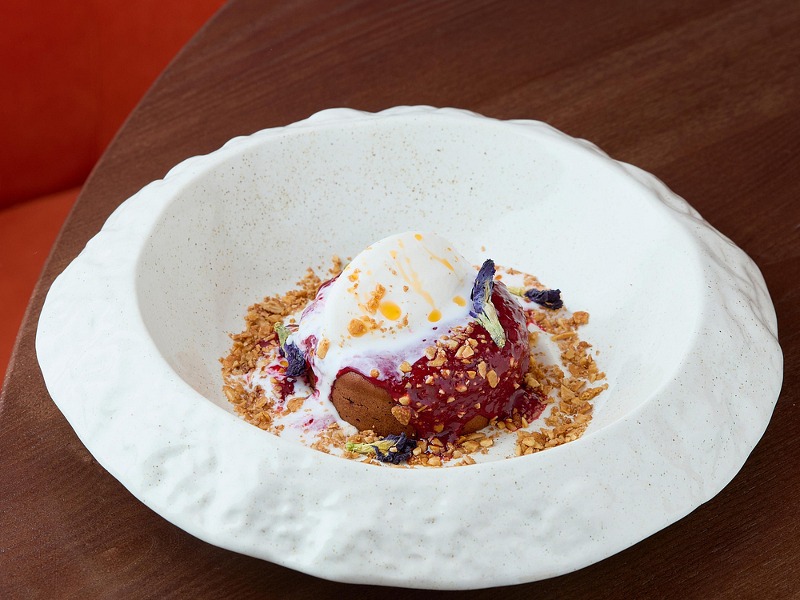 Шоколадний фондан з морозивом та малиновим соусом