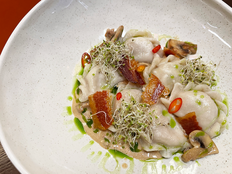 Вареники три м'яса з беконом та грибами у вершковому соусі