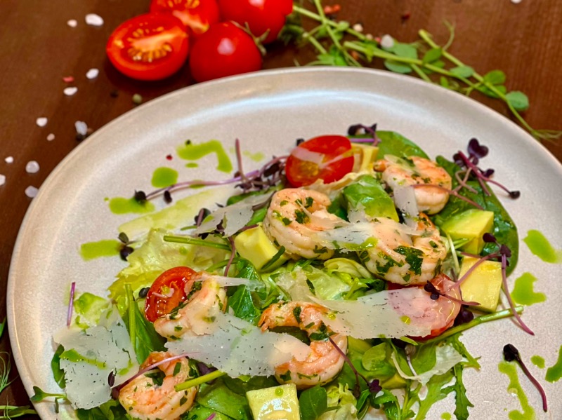 Салат з креветками, руколою та авокадо